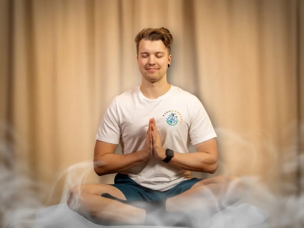 Joonas meditoimassa ja ohjaamassa meditaatioharjoituksia unen hoitopaketti verkkokurssilla.