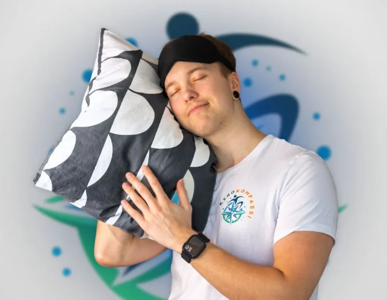 Mies nukkuu silmämaski päällä rennosti tyynyllä – Unen Hoitopaketti auttaa parempaan uneen.