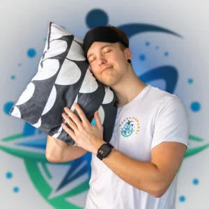 Mies nukkuu silmämaski päällä rennosti tyynyllä – Unen Hoitopaketti auttaa parempaan uneen.